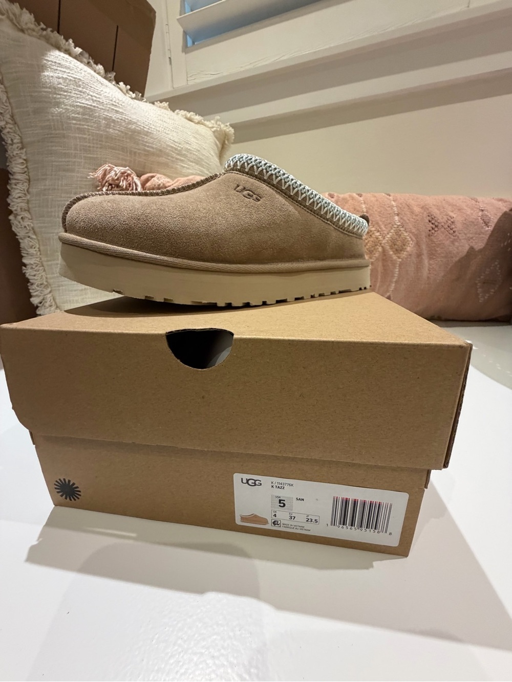 NIB UGG Kids Tazz Sand Platform Slippers – Size 5